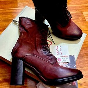 A.S 98 - Isabelle distressed lace up leather boot with back zipper. Siz 9 (39)